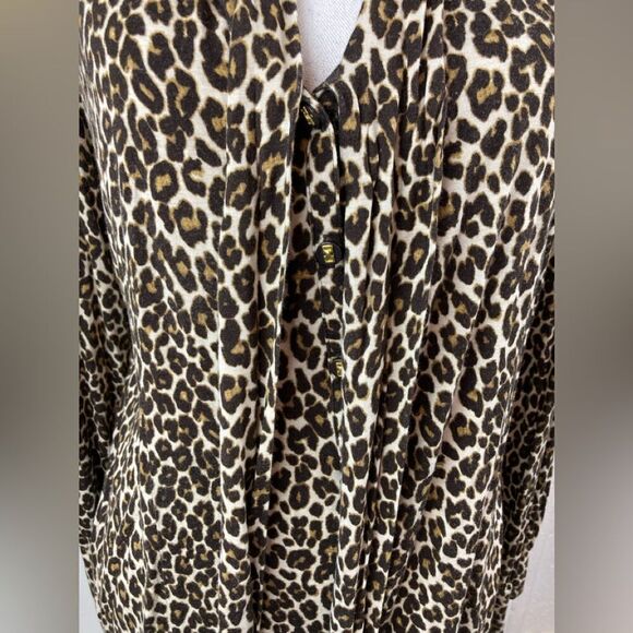 Charter Club tie neck leopard print stretch blouse w/amazing buttons🐆 - Picture 7 of 10